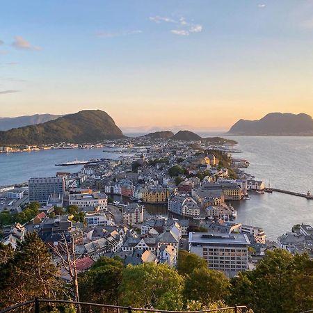 Amazing Apartment In Alesund With Kitchen Exterior foto