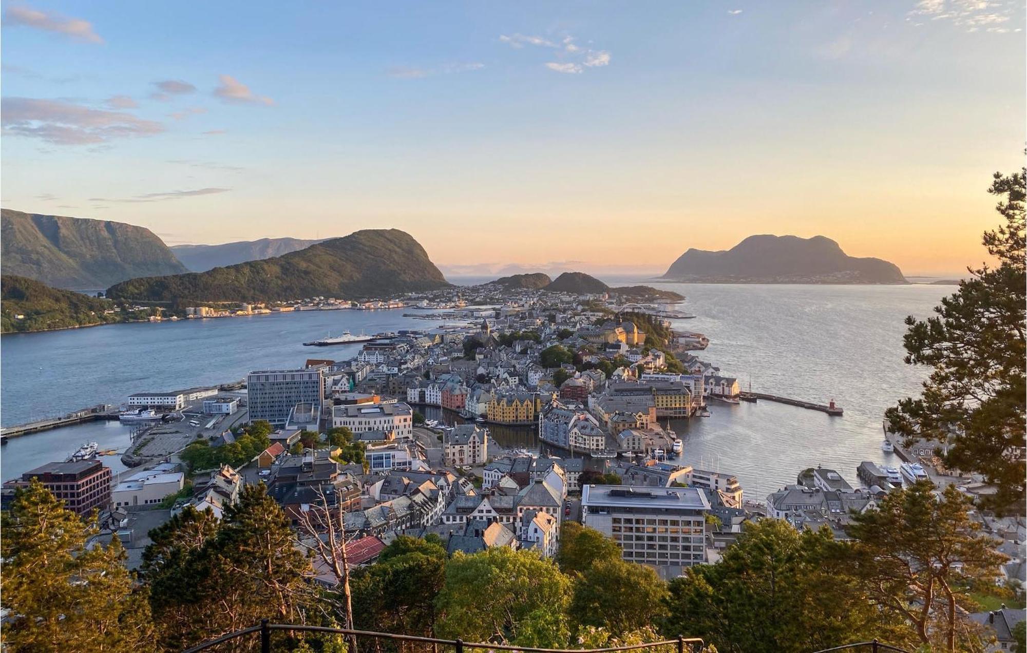 Amazing Apartment In Alesund With Kitchen Exterior foto