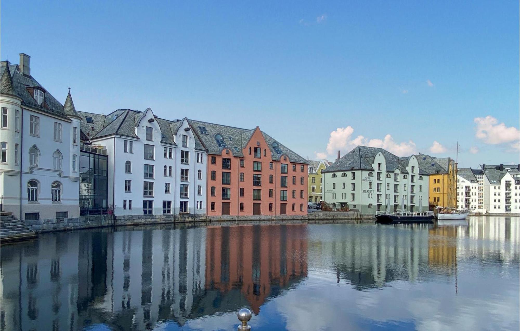 Amazing Apartment In Alesund With Kitchen Exterior foto